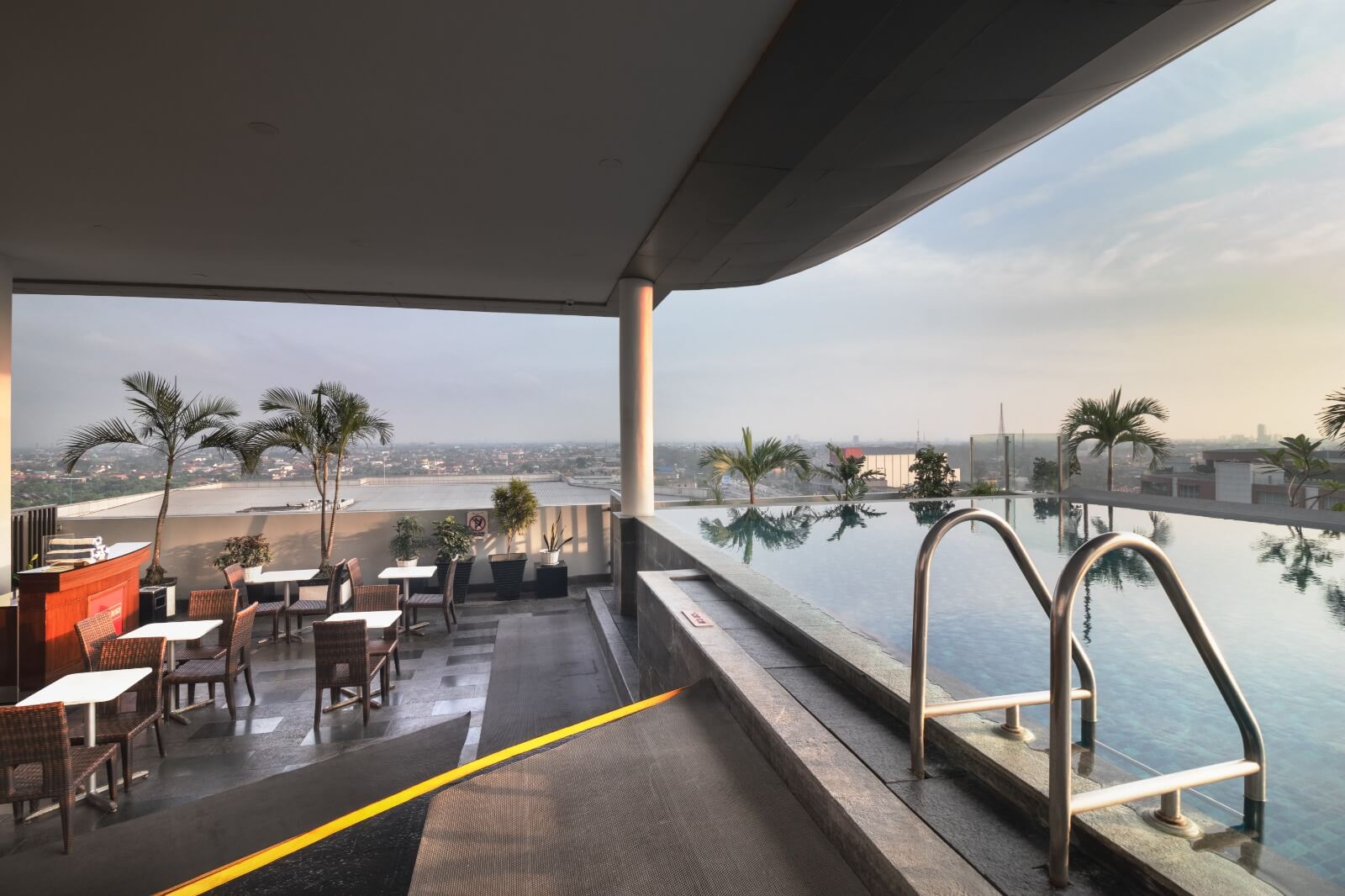 Kolam renang Swiss-Belinn SKA Pekanbaru dengan pemandangan kota yang menyegarkan.
