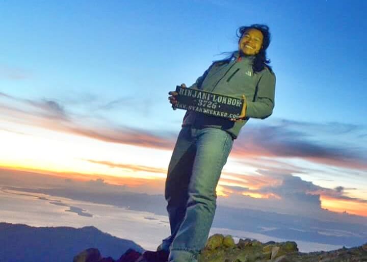 Moonstar berdiri di puncak Gunung Rinjani setinggi 3.805 mdpl, menikmati panorama dari ketinggian.