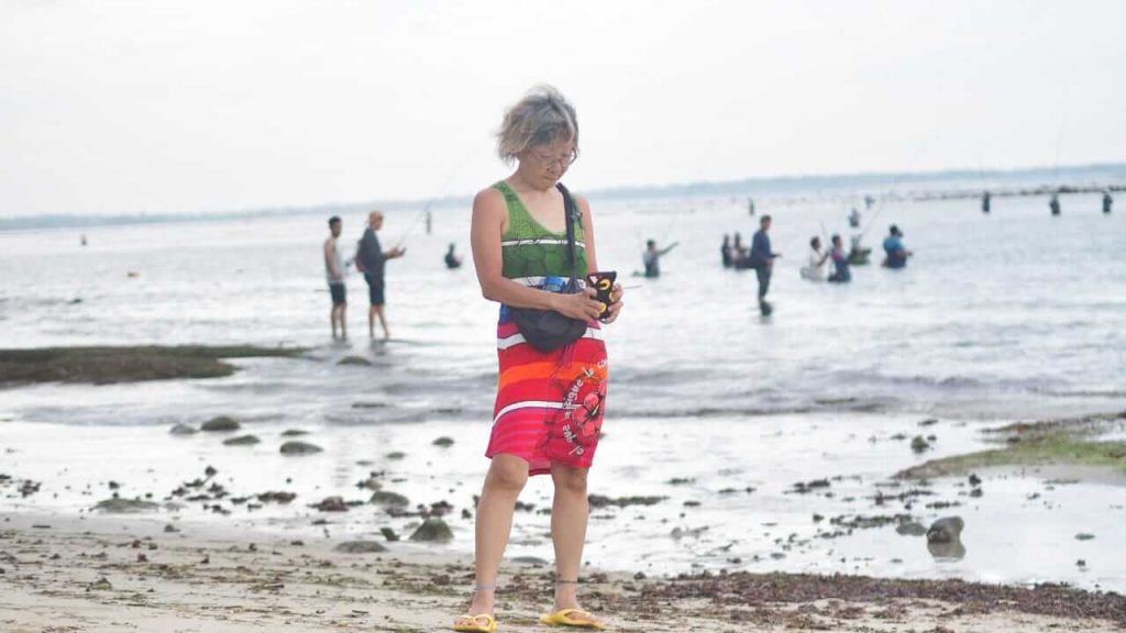 Naoko menikmati suasana di salah satu pantai indah di Bali.