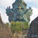 Patung Dewa Wisnu menunggangi Garuda di GWK Bali, salah satu patung tertinggi di dunia.