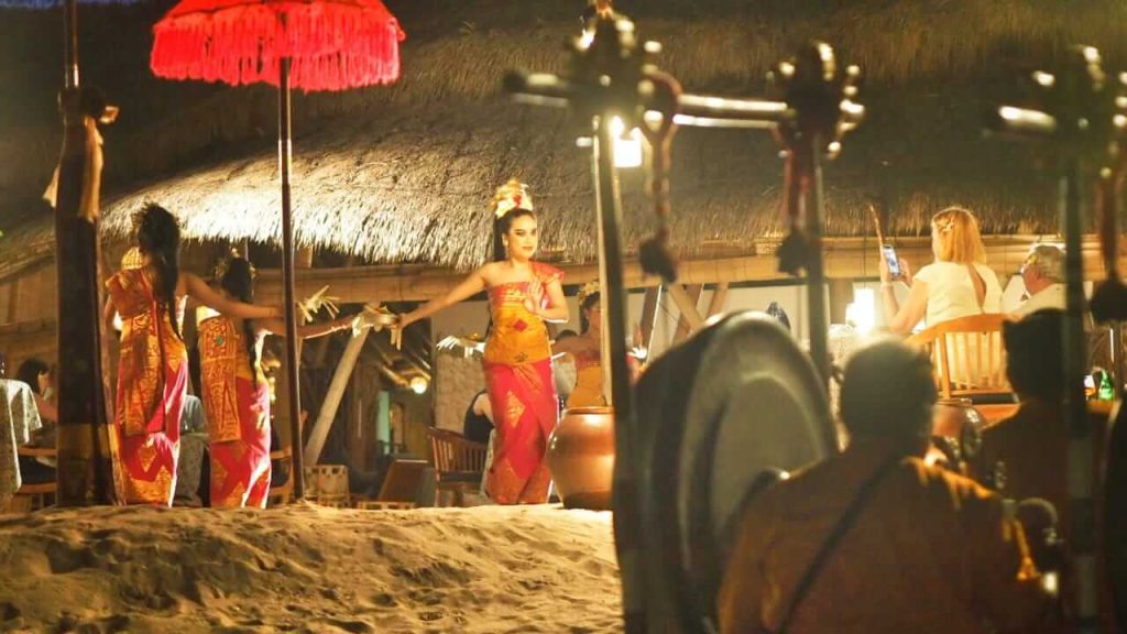 Penari dan musisi tradisional Bali tampil dalam pertunjukan budaya di sebuah restoran di Jimbaran.