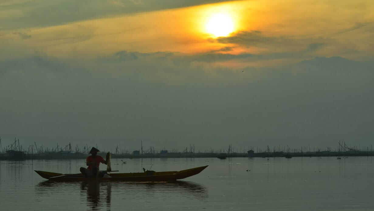 Nelayan mencari ikan di pagi hari di Danau Rawa Pening.