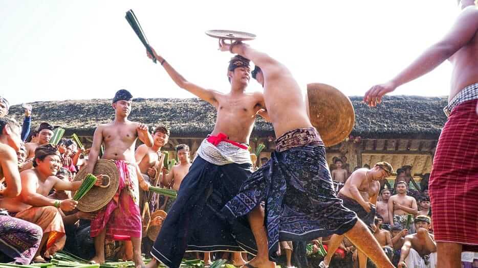 Tradisi Perang Pandan di Tenganan Pegringsingan, Bali.
