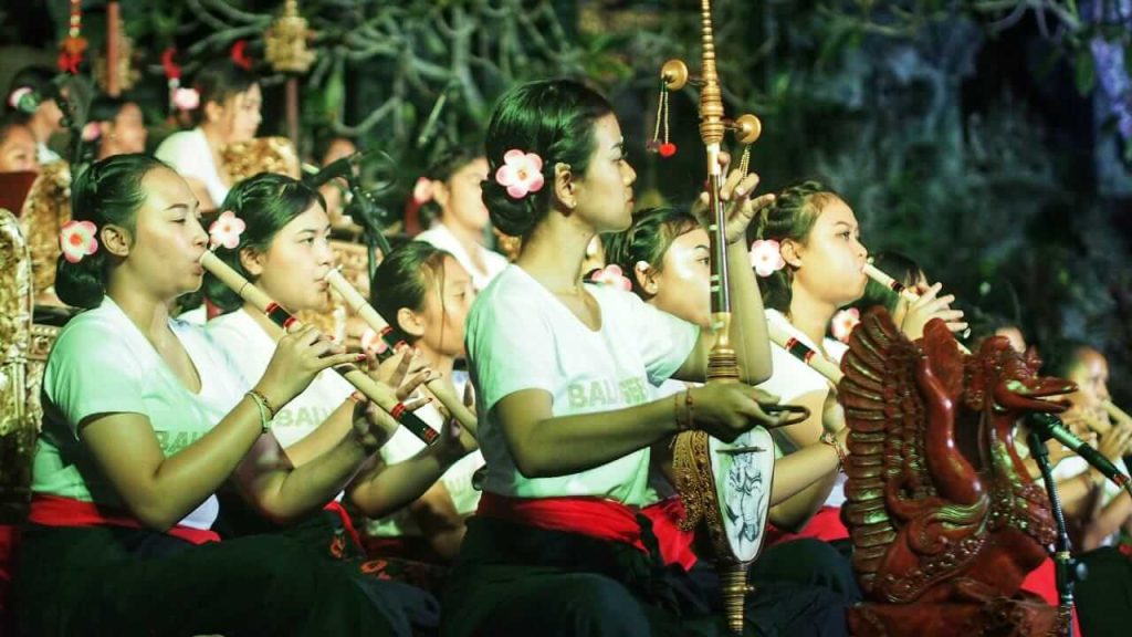 Perempuan Bali berjalan anggun mengenakan busana adat sebagai wujud pelestarian budaya.