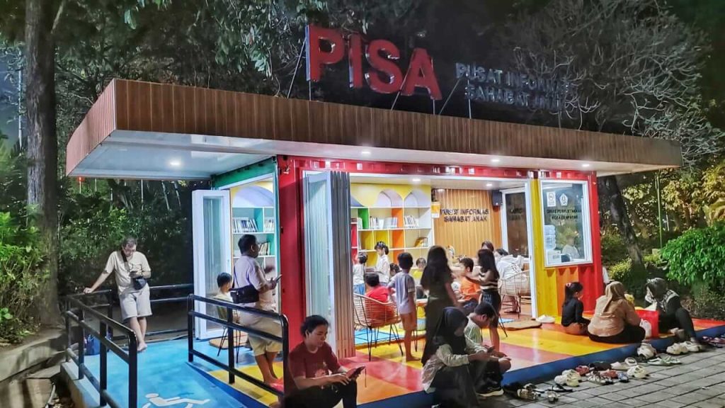 Orang tua menemani anak belajar sambil bermain di perpustakaan anak Lapangan Puputan Denpasar.