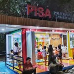 Orang tua menemani anak belajar sambil bermain di perpustakaan anak Lapangan Puputan Denpasar.