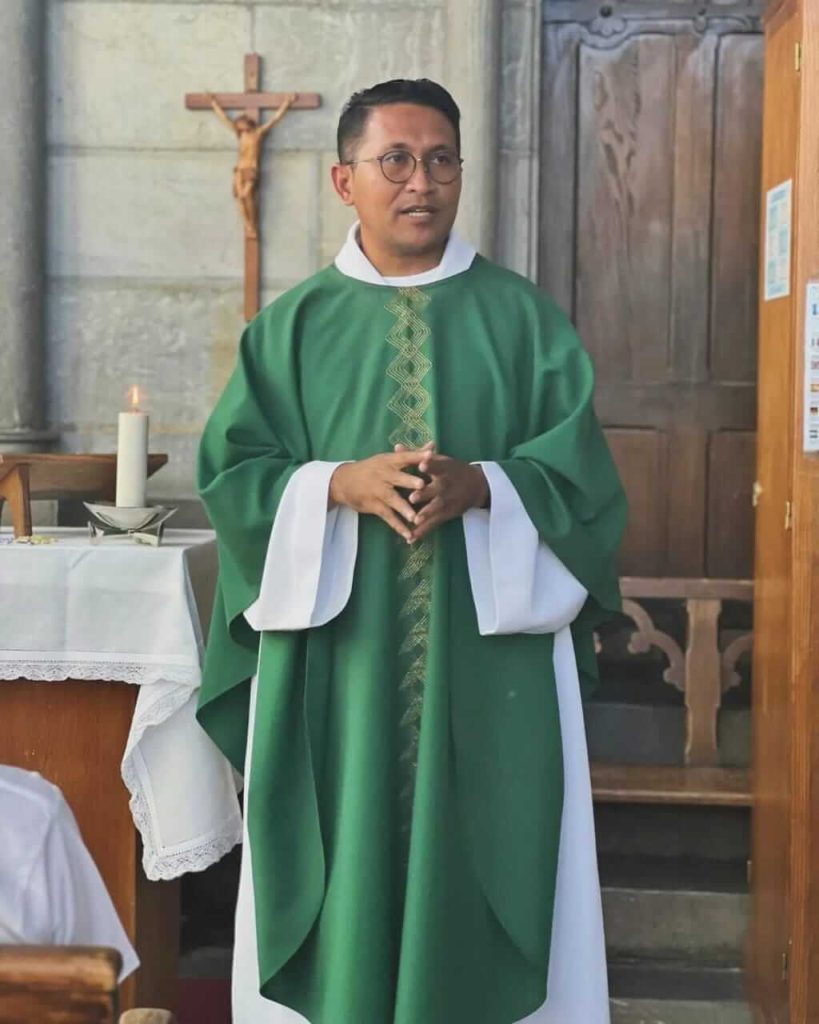 Romo Christo Ngasi melayani umat di kawasan ziarah Lourdes, Prancis.