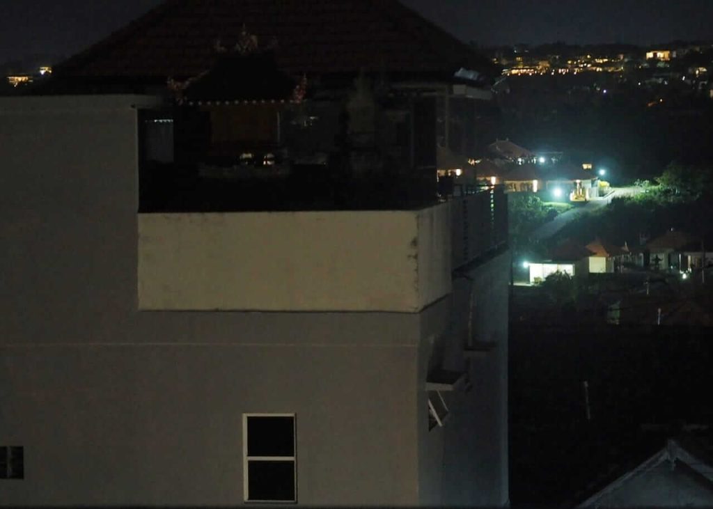 Sebuah rumah terdampak pemadaman listrik parsial di tengah lingkungan yang tetap terang.