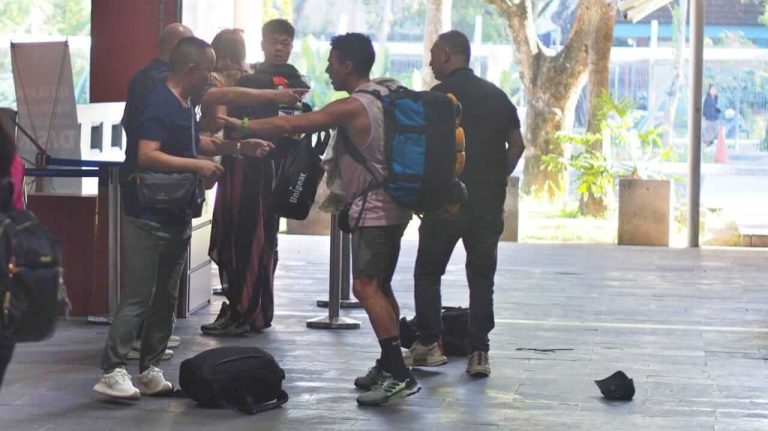 Seorang turis dengan sigap melerai perkelahian di tempat umum.