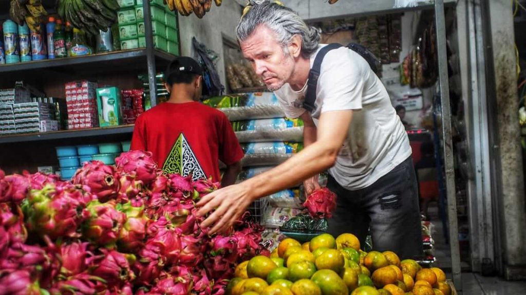 Turis memilih buah naga segar di pasar tradisional, salah satu buah tropis favorit wisatawan.