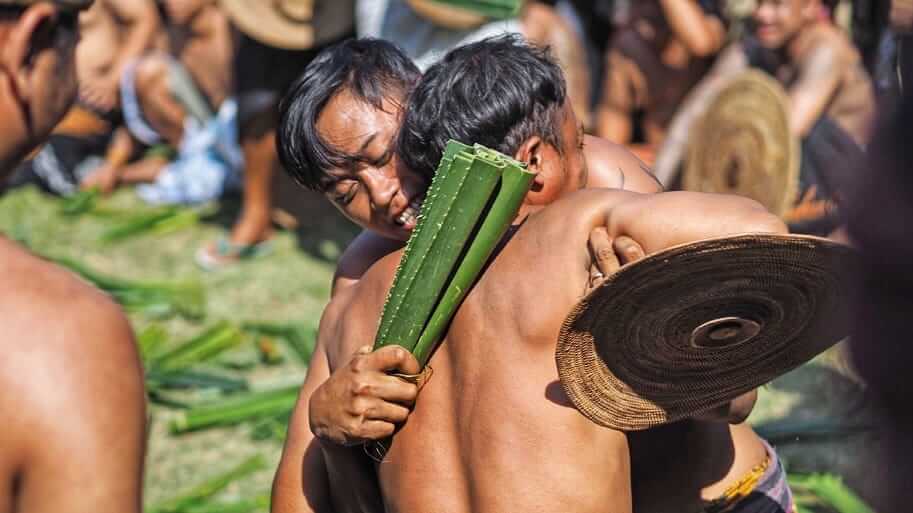 Peserta Perang Pandan menunjukkan luka dari duri pandan sebagai tanda kehormatan.