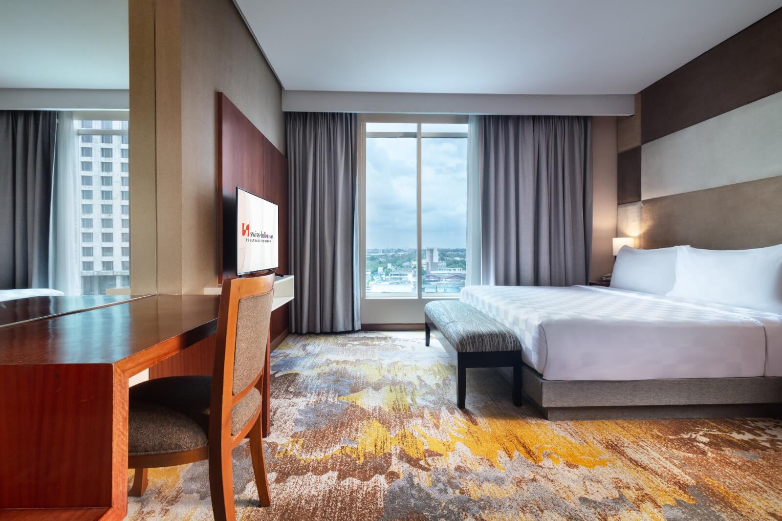 Suite Room Swiss-Belinn SKA Pekanbaru dengan desain modern dan fasilitas lengkap.