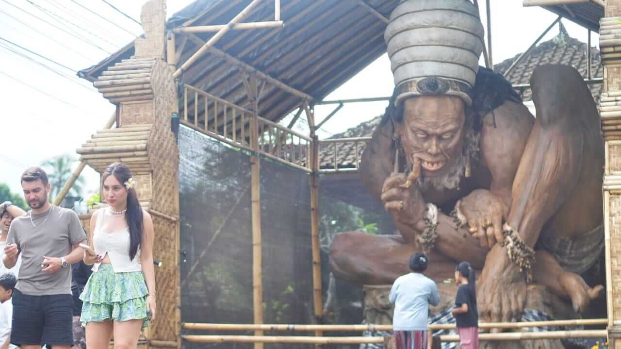 Tradisi Tulak Tunggul menarik perhatian masyarakat dan wisatawan.