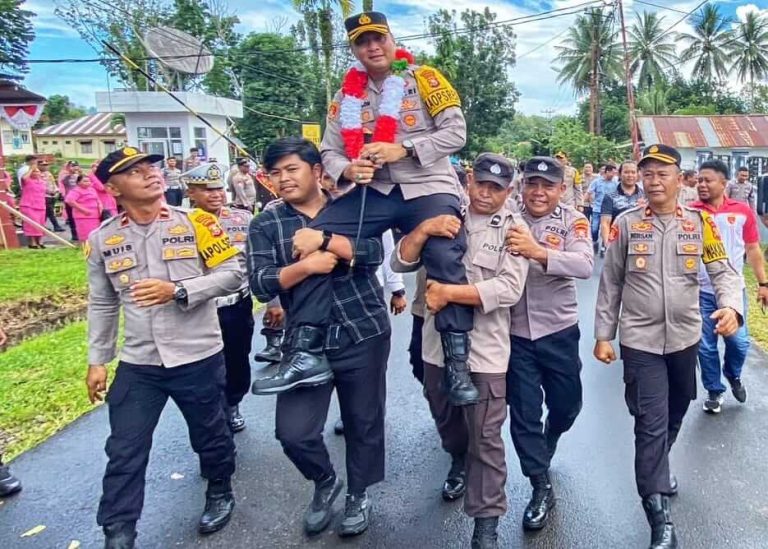 AKBP Erlichson Pasaribu diangkat oleh anggota Polres Halmahera Barat dalam momen perpisahan penuh kehangatan.
