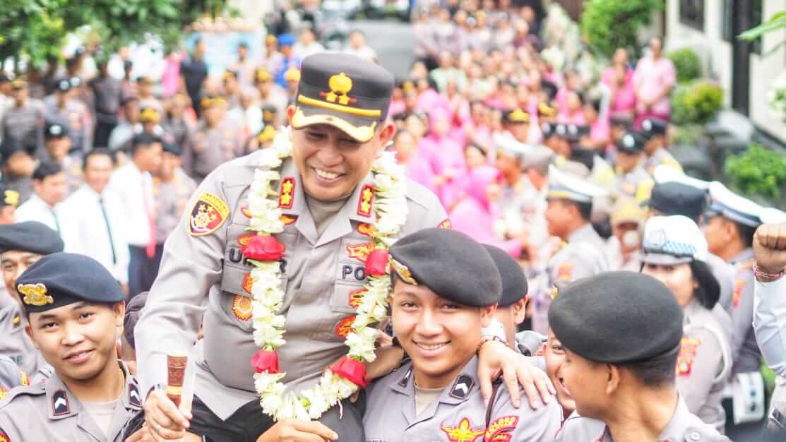 AKBP Umar diangkat oleh anggota Polres Gianyar sebagai bentuk penghormatan atas dedikasi kepemimpinannya.