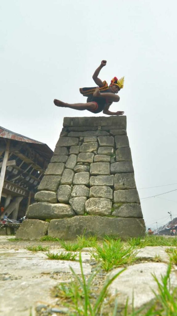 Pemuda Nias melompati batu setinggi dua meter sebagai bagian dari tradisi budaya dan simbol keberanian.
