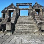 Kompleks Ratu Boko yang menyerupai keraton kuno, berbeda dari candi Hindu atau Buddha pada umumnya.