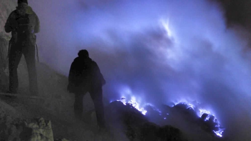 Cahaya biru dari fenomena blue fire di Kawah Ijen tampak menyala di kegelapan malam, menciptakan pemandangan langka dan memukau.