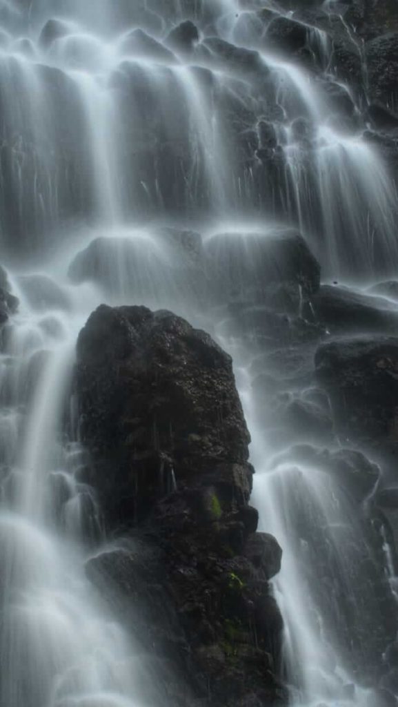 Pemandangan alam yang tenang, menggambarkan perenungan dan penerimaan dalam kehidupan.