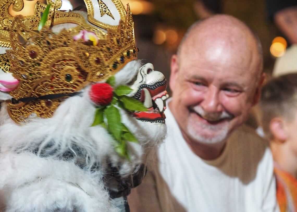 Tokoh Hanoman duduk di antara penonton sambil menghibur dengan aksi jenaka yang mengundang tawa.