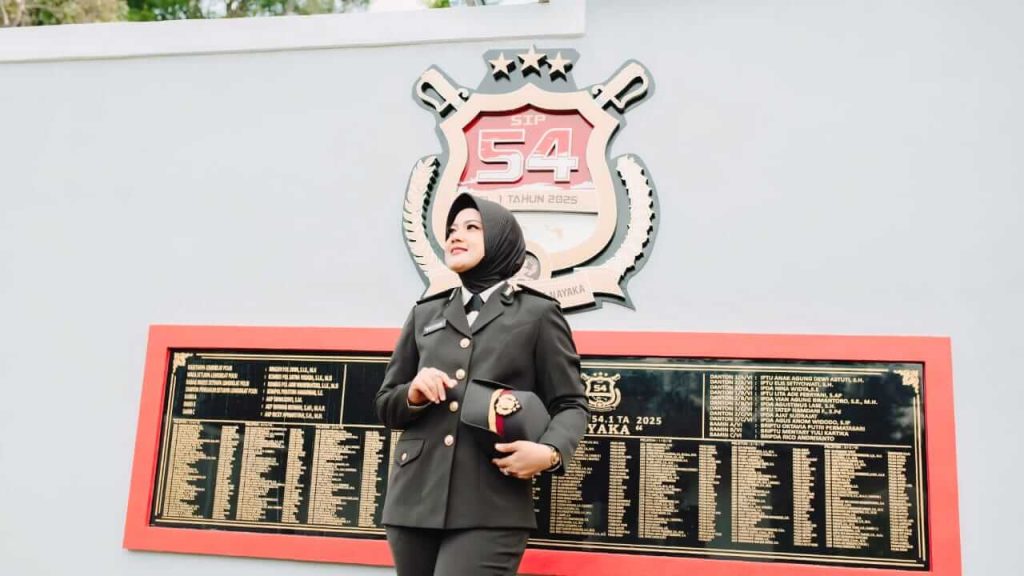 IPDA Meidiana Julaiho menunjukkan dedikasi dan profesionalisme sebagai perwira Polwan.