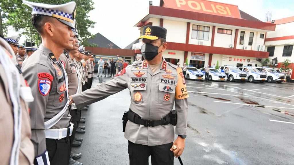 Irjen Pol. Drs. Waris Agono, M.Si., melakukan pengecekan personel Operasi Patuh Kie Raha 2025.