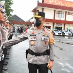 Irjen Pol. Drs. Waris Agono, M.Si., melakukan pengecekan personel Operasi Patuh Kie Raha 2025.