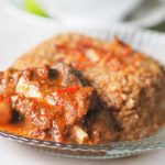 Nasi kebuli khas Timur Tengah disajikan dengan kaldu kambing dan rempah-rempah pilihan.