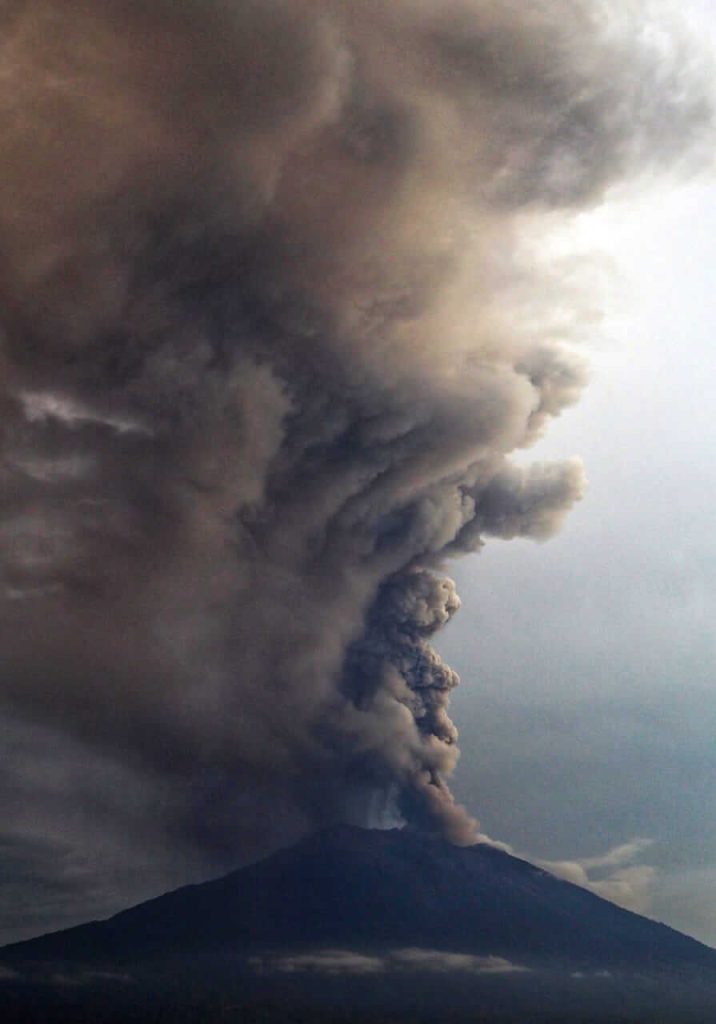 Letusan Gunung Agung tahun 2017 mengeluarkan abu vulkanik tinggi ke atmosfer Bali.