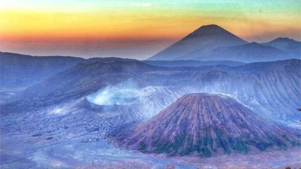 Pemandangan pagi hari yang memukau di kawasan Gunung Bromo dengan kabut dan cahaya matahari yang lembut.