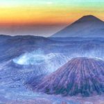 Pemandangan pagi hari yang memukau di kawasan Gunung Bromo dengan kabut dan cahaya matahari yang lembut.