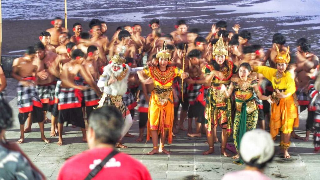 Para penari Tari Kecak berkumpul di atas panggung setelah pertunjukan, bersiap untuk sesi foto bersama penonton.