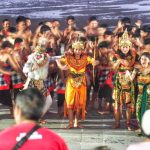 Para penari Tari Kecak berkumpul di atas panggung setelah pertunjukan, bersiap untuk sesi foto bersama penonton.