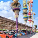 Penjor menghiasi area event otomotif sebagai simbol perpaduan antara budaya Bali dan gaya hidup modern.