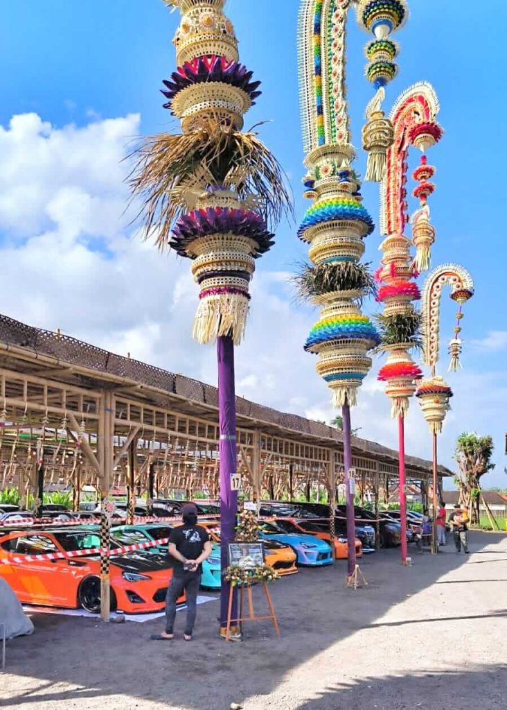 Penjor menghiasi area event otomotif sebagai simbol perpaduan antara budaya Bali dan gaya hidup modern.