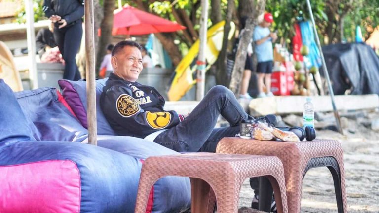 Brigjen Pol (Purn) Dr. Adeni Muhan Daeng Pabali duduk di tepi Pantai Kuta Bali sambil merenung, memandang ke arah laut.