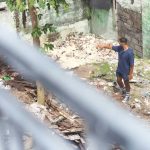 Seorang wisatawan berdiri di atas lahan kosong di Ungasan, memeriksa area yang direncanakan untuk tempat tinggal barunya.