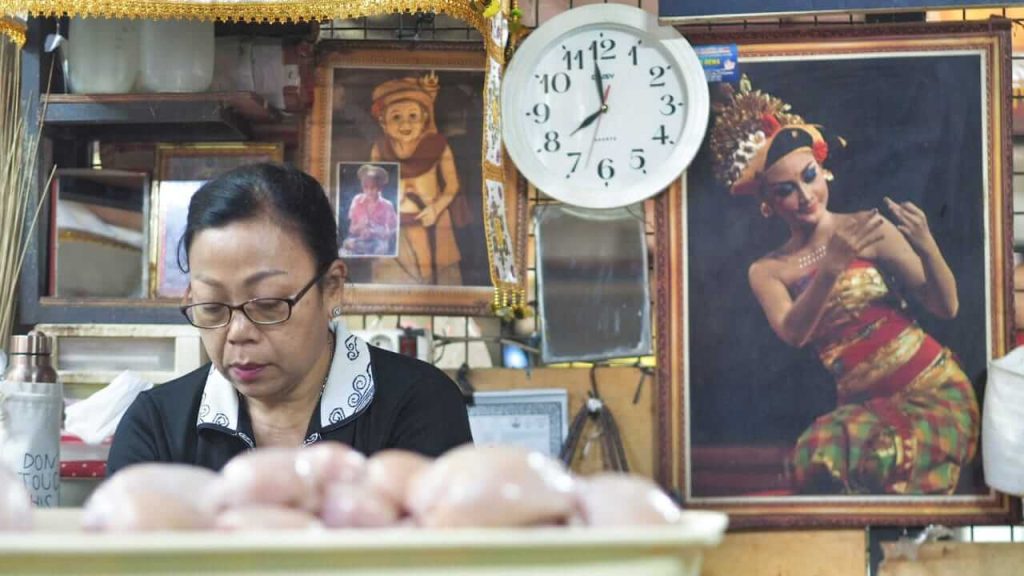 Momen reflektif tentang perjalanan hidup manusia dalam balutan suasana tenang.