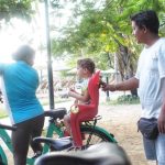 Wayan Mimba memberikan layanan servis ringan kepada penyewa sepeda di Pantai Cemara, Sanur.