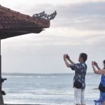 Wisatawan mengabadikan momen di bale bengong kawasan Nusa Dua, Bali.