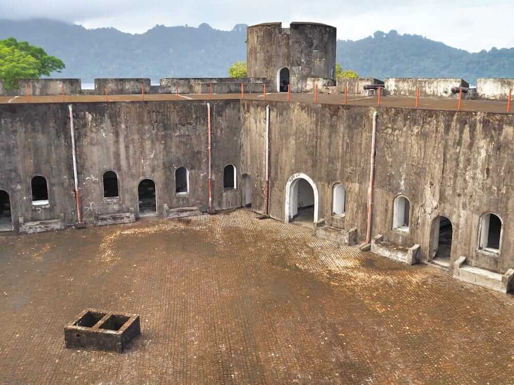 Benteng tua tampak kokoh dari luar namun menyimpan kisah dan luka di balik dindingnya.
