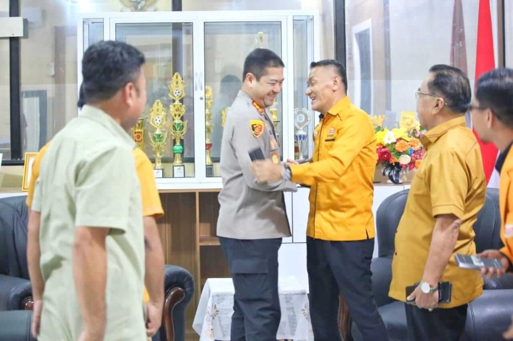 Brigjen Pol (Purn) Adeni Muhan Daeng Pabali berjabat tangan dengan Kapolrestabes Makassar, Kombes Pol Arya Perdana, dalam suasana akrab dan hangat.