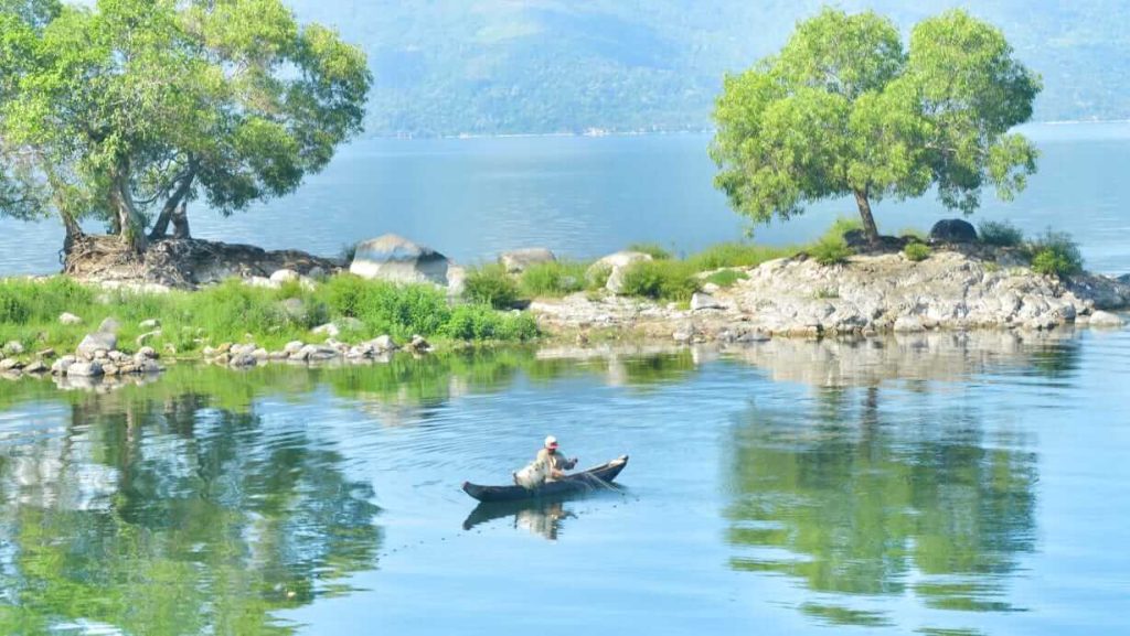 Pemandangan Danau Singkarak di Sumatra Barat.