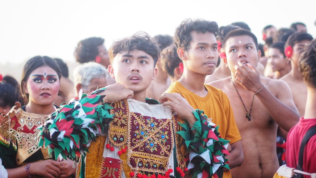 Penari Bali muda tampil dalam pertunjukan seni tradisional.