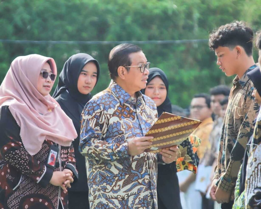 Gubernur Pramono menyerahkan pemutihan ijazah sekaligus mendorong anak-anak Jakarta untuk mengejar mimpi dan memperluas wawasan melalui program edutrip.
