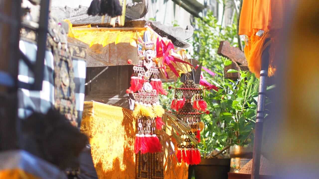 Hiasan di sanggah atau pura keluarga kecil sebagai tanda persiapan upacara odalan.