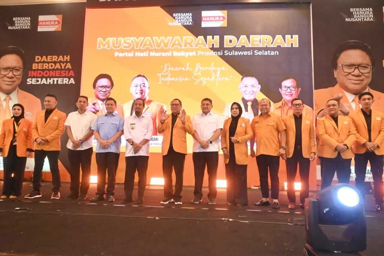 Petinggi Partai Hanura bersama tokoh masyarakat berfoto dalam Musda Partai Hanura Sulsel.