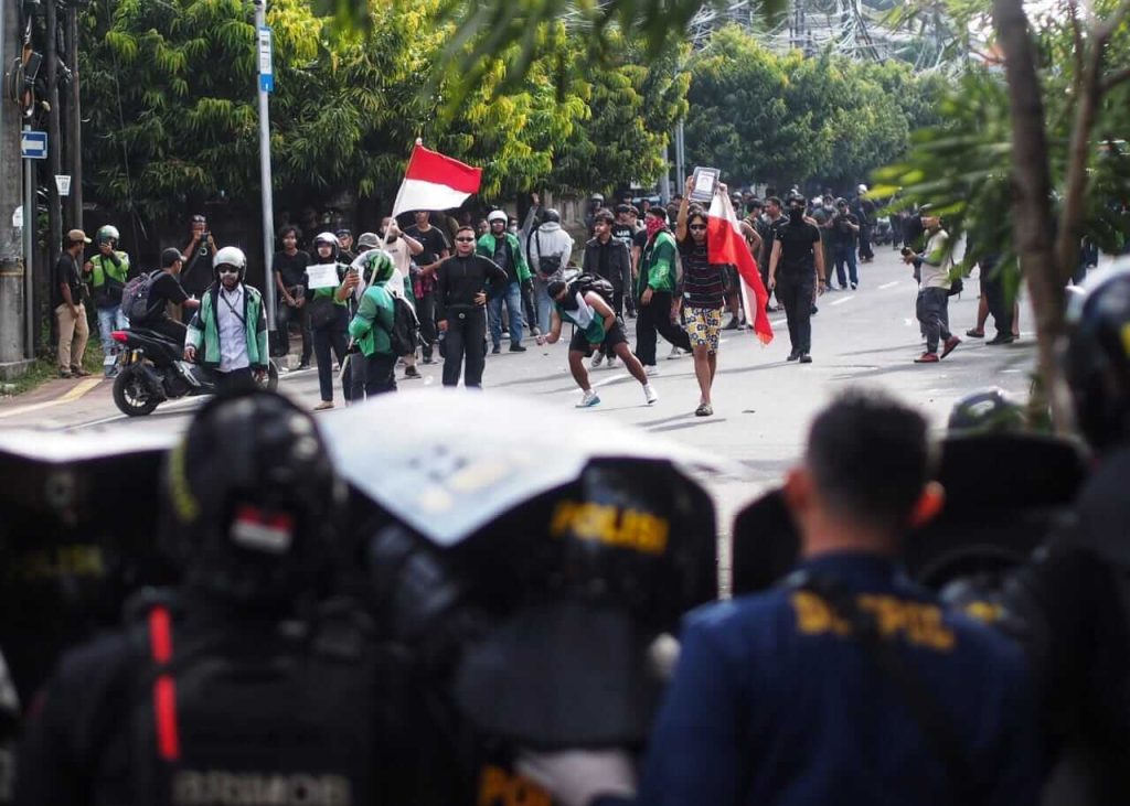 Massa berhadapan dengan aparat kepolisian di depan Mapolda Bali pada 30 Agustus 2025