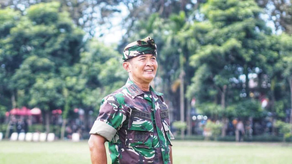 Mayor Arm I Putu Arimbawa mengenakan seragam dinas, berdiri tegak dengan latar suasana Koramil 1611-03-Kuta.