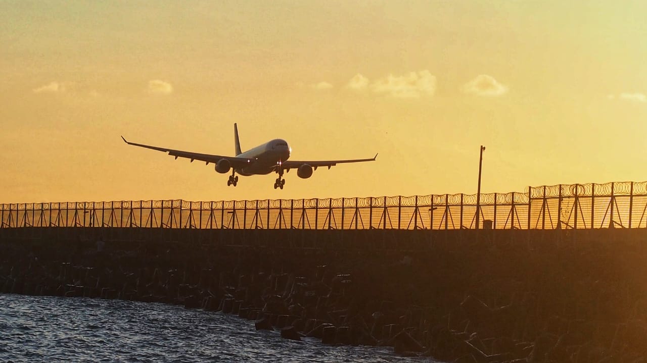 Seorang pengrajin fokus bekerja, mengasah keterampilan demi menghasilkan karya presisi.